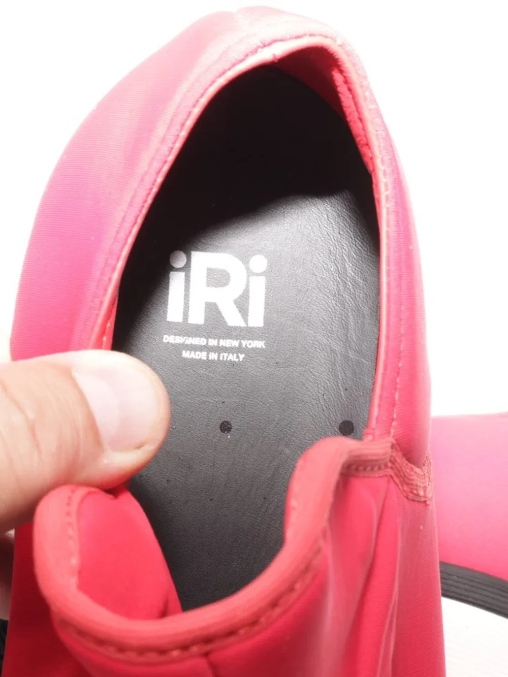iRi Women’s Red Slip-On Low Top Athletic Sneakers Solid Rubber Outsole UA 7.5-8
